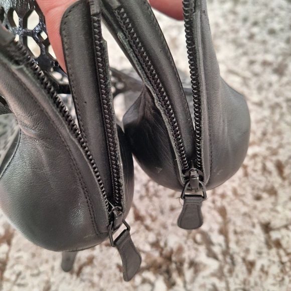 Alexander McQueen Triple-Band Laser-Cut  Leather Sandal  Black‎ size 40.5 - Picture 5 of 11